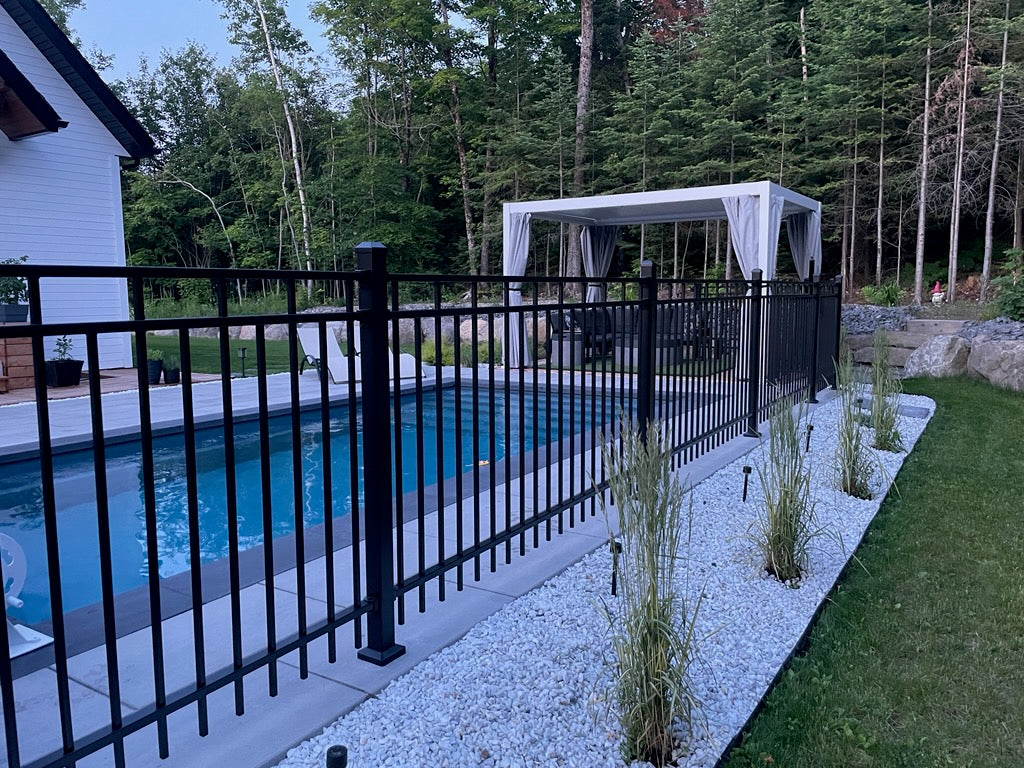 Poteau d'aluminium 2 1/2" x 2 1/2" pour clôture ornementale
