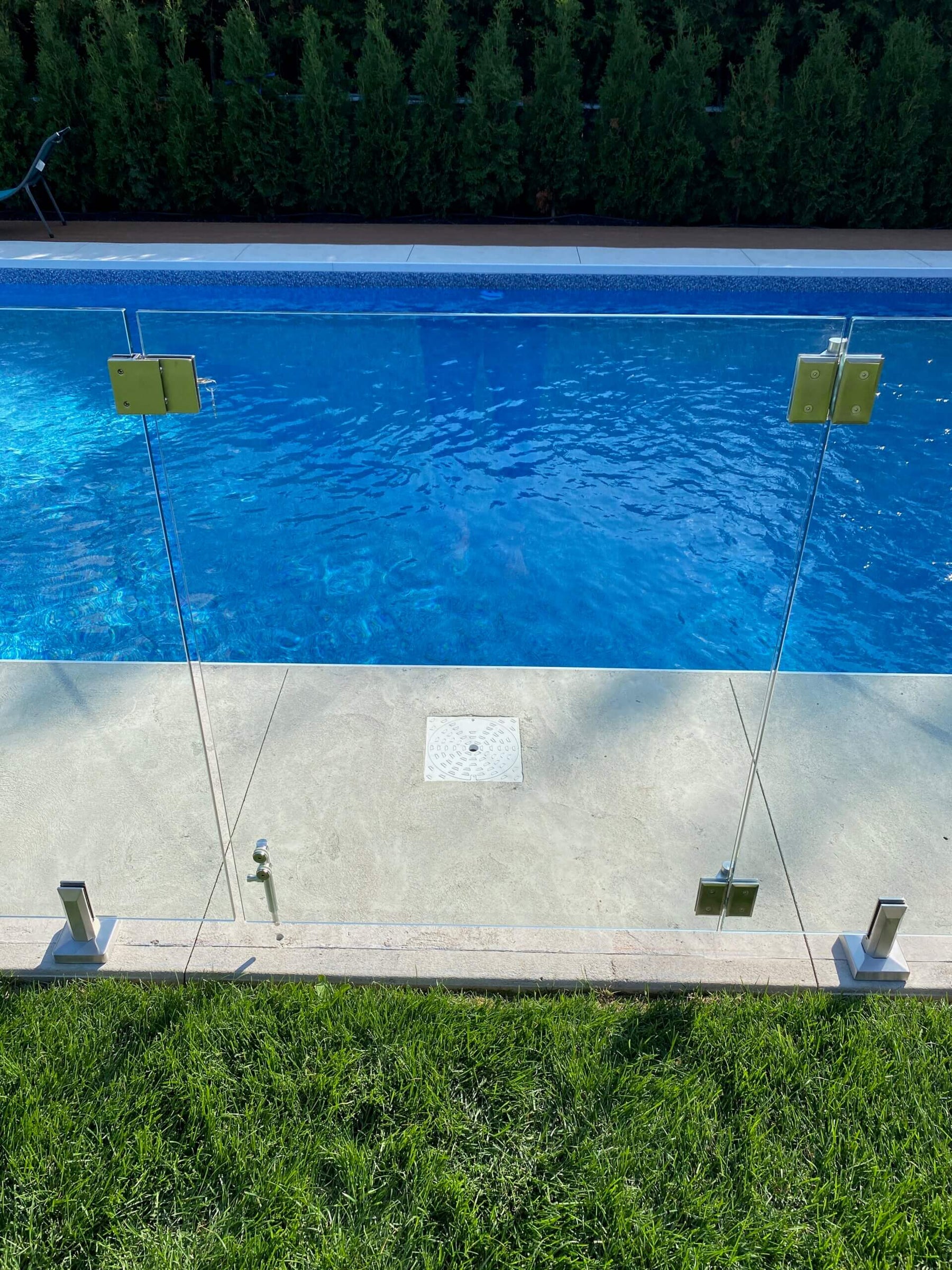 Spring hinges for 8-12 mm glass barriers